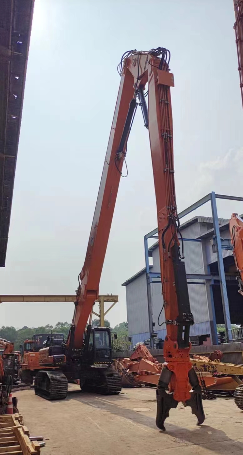 Экскаватор для сноса DX530LC работает на высотных зданиях в Сингапуре