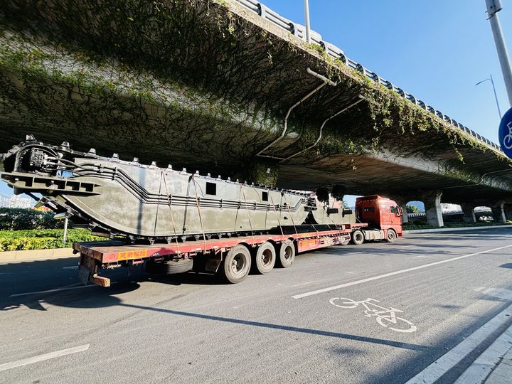 Экскаватор-амфибия CAT336 с понтонной ходовой частью: подготовка к отправке