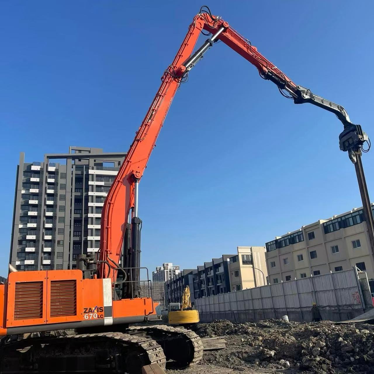 Специализированный экскаватор ZX670 с стрелой для забивки свай, усиленная стрела для строительства фундаментов.